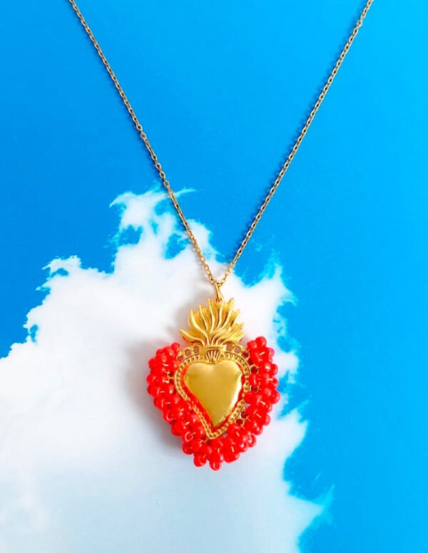 ❤️‍🔥 Collar del Sagrado Corazón con Cuentas Rojas y Baño de Oro 18K