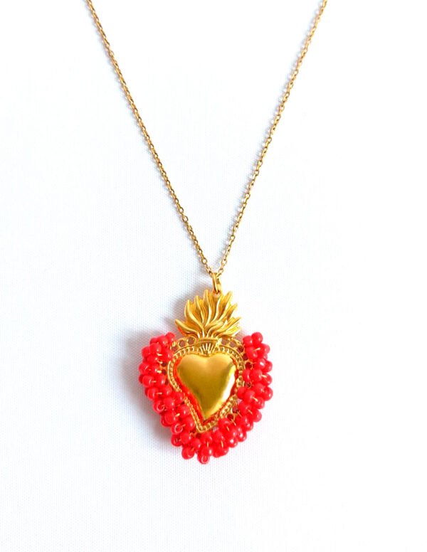 ❤️‍🔥 Collar del Sagrado Corazón con Cuentas Rojas y Baño de Oro 18K