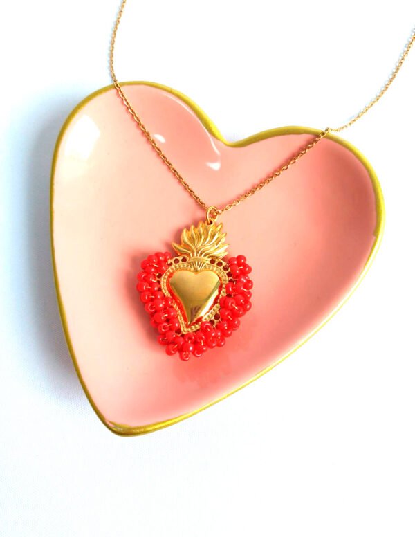 ❤️‍🔥 Collar del Sagrado Corazón con Cuentas Rojas y Baño de Oro 18K