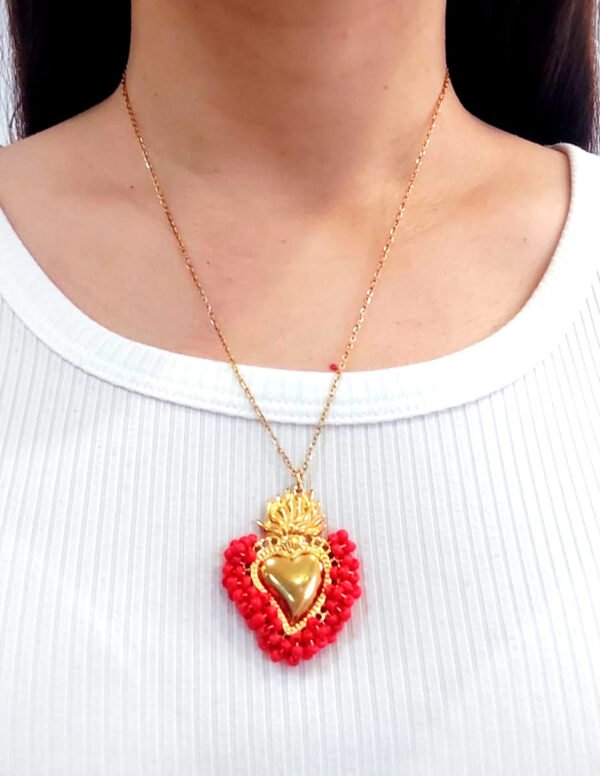 ❤️‍🔥 Collar del Sagrado Corazón con Cuentas Rojas y Baño de Oro 18K