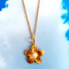 ✨ Collar de Flor con Perla Central y Baño de Oro