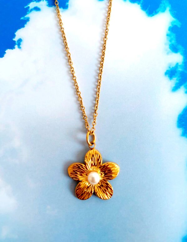 ✨ Collar de Flor con Perla Central y Baño de Oro