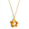 ✨ Collar de Flor con Perla Central y Baño de Oro