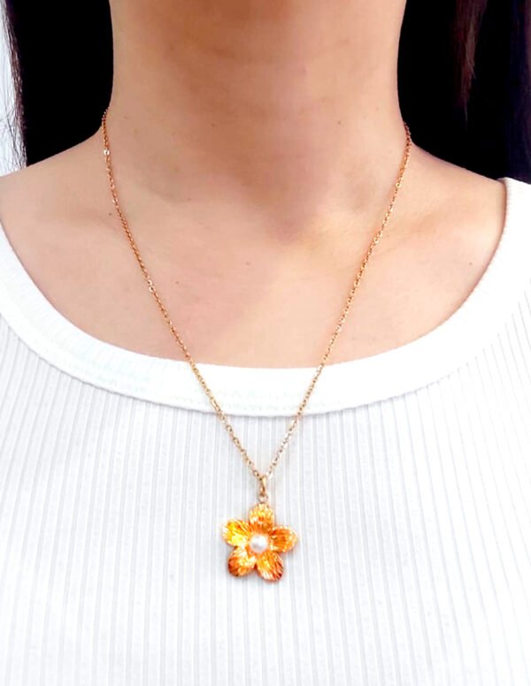 ✨ Collar de Flor con Perla Central y Baño de Oro