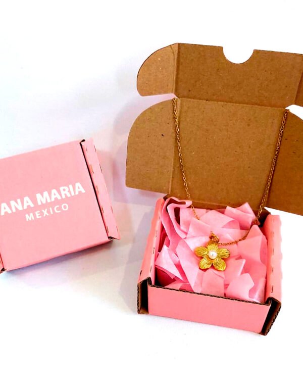 ✨ Collar de Flor con Perla Central y Baño de Oro