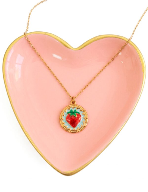 Collar de Fresa con Medallón en Acero Inoxidable