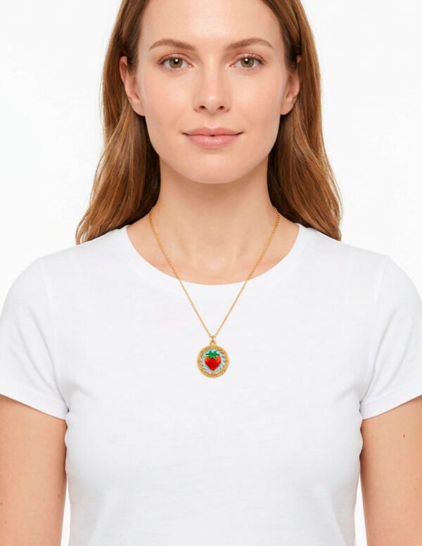 Collar de Fresa con Medallón en Acero Inoxidable