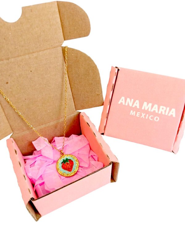 Collar de Fresa con Medallón en Acero Inoxidable